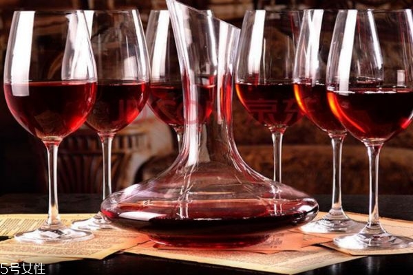 好的红酒杯是什么材质的?,红酒杯为什么设计成这个形状 好的红酒杯是什么材质的?,红酒杯为什么设计成这个形状