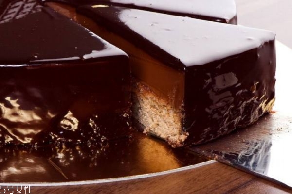 一次吃太多巧克力会怎样,一次性吃太多巧克力