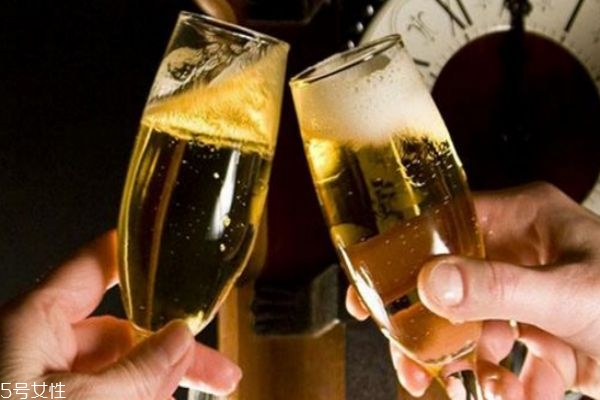 喝酒吐血怎么办缓解,一喝酒就出血怎么回事