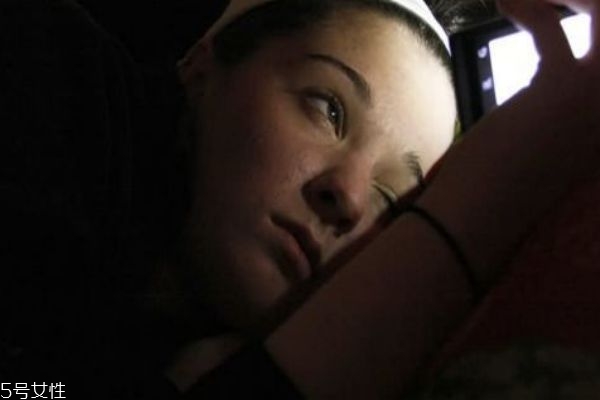 仰头玩手机,仰躺着玩手机可以吗