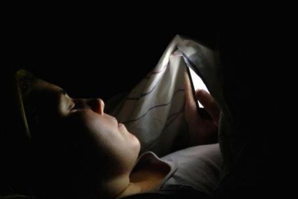 晚上玩手机有什么影响吗 ?,晚上可以玩手机吗