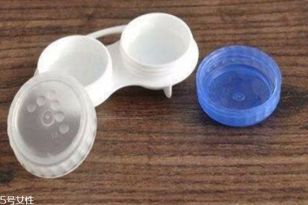 佩戴隐形眼镜小技巧,佩戴隐形眼镜的技巧