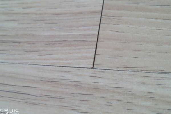 木地板翘起是什么原因,木地板翘起来是什么原因