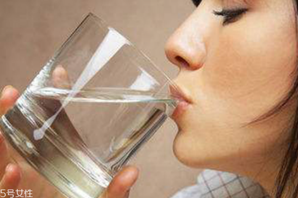 发烧能喝凉白开水吗,喉咙发炎为什么要多喝白开水