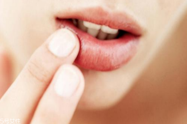 嘴巴里面经常起泡是什么原因,嘴上起小水泡是什么原因