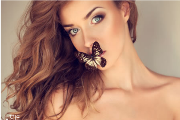 冬天女生的脸很红什么原因,冬天脸红怎么消除