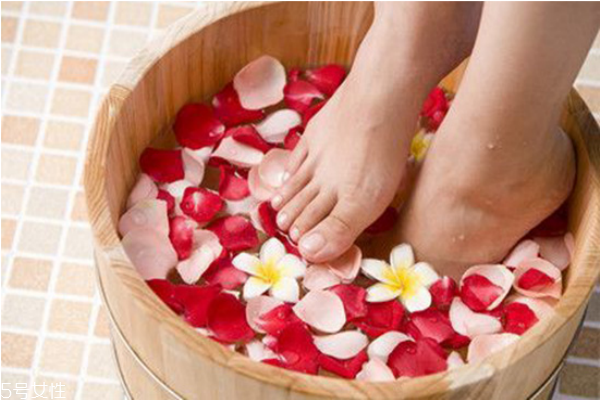 冬天泡脚最佳温度,冬天泡脚的温度多少度合适