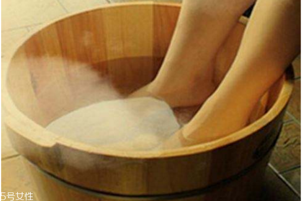 冬天泡脚好还是夏天泡脚好?,请问是夏天泡脚好还是冬天泡脚好