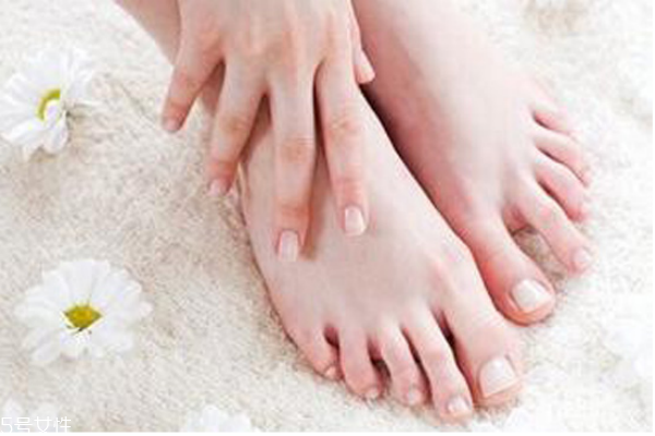 手脚冰凉的原因是什么,男生冬天手脚冰凉的原因