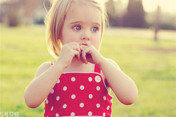 婴儿噎着的症状,宝宝总是噎着怎么回事 婴儿噎着的症状,宝宝总是噎着怎么回事