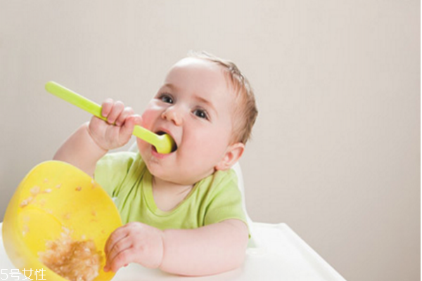 宝宝噎着的急救方法,婴儿噎着急救方法图解