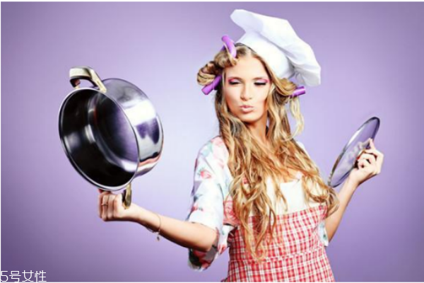 戴隐形眼镜可以炒菜吗,戴隐形眼镜能做饭吗