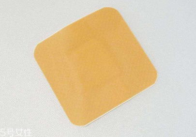 疖肿可以贴创可贴吗,疖子可以贴创可贴吗