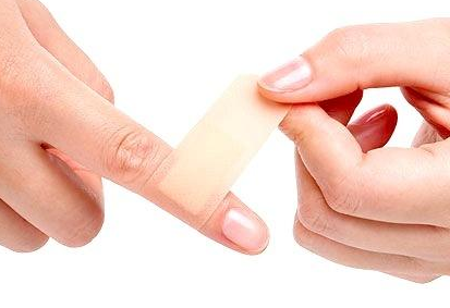 伤口流血能用创可贴吗,伤口应不应该用创可贴