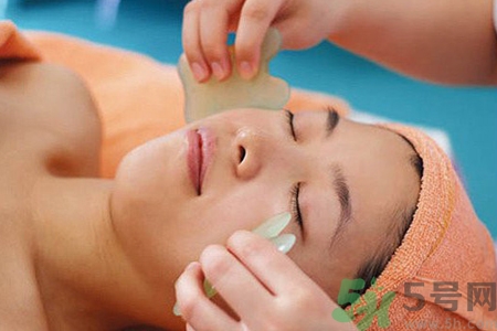 面部刮痧的好处(面部刮痧的好处和功效)