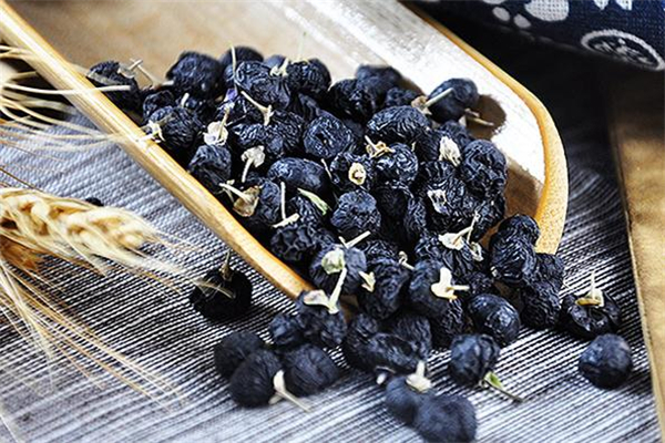 黑枸杞用冷水泡有影响吗(黑枸杞能用冷水泡吗)