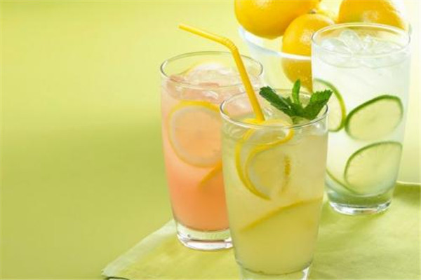 柠檬泡水喝对身体有4个好处(柠檬泡水喝对身体有什么好处) 柠檬泡水喝对身体有4个好处(柠檬泡水喝对身体有什么好处)