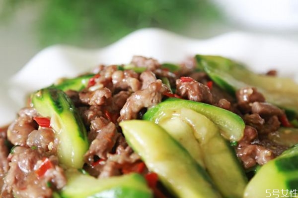 小炒牛肉的家常做法(怎么样炒牛肉又嫩又好吃)