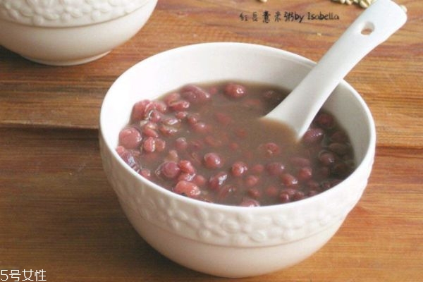 红豆薏米粥不加糖口感不好怎么办(红豆薏米粥加糖好还是不加糖好)
