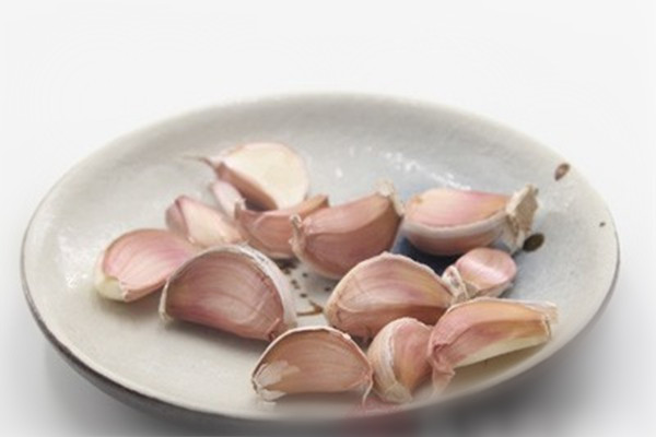 不要空腹吃大蒜(空腹能吃大蒜吗)