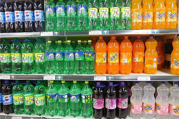 碳酸饮料的主要成分(碳酸饮料的主要成分是什么)