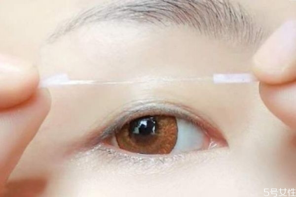 单眼皮怎么选眼影(单眼皮怎么选眼影盘)