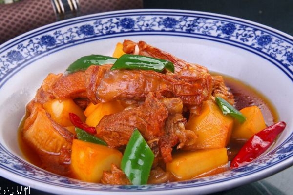 怎样去除羊腩的膻味(咋样去除羊肉的膻味)