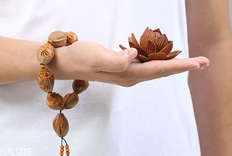 橄榄核脏了怎么清理干净,橄榄核雕脏了怎么清理