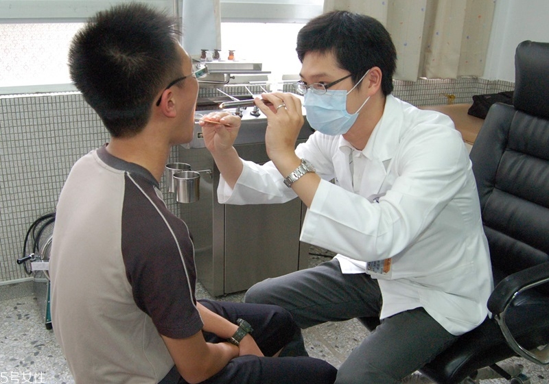 喉咙卡鱼刺怎么弄,不小心鱼刺卡喉咙正确做法是哪些