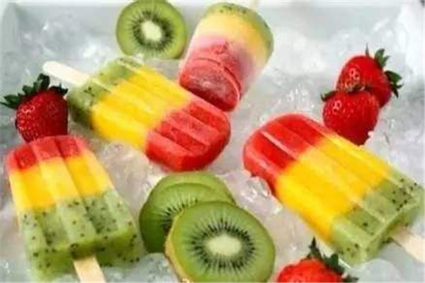 夏季吃冷饮容易导致什么病(夏季吃冷饮容易导致什么病?千万不能喝冷饮的7类人)