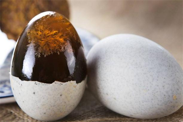 剥开的皮蛋能直接吃吗(皮蛋可以直接剥开吃吗)