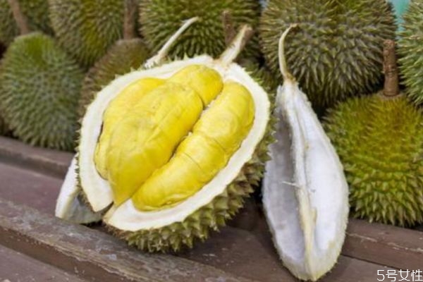 挑选榴莲要注意什么(榴莲要怎么挑选才好)
