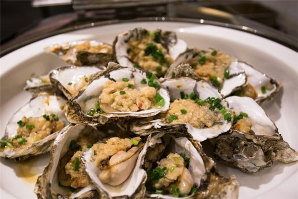 生蚝开壳蒸还是不开壳(生蚝是打开蒸还是带壳蒸好)