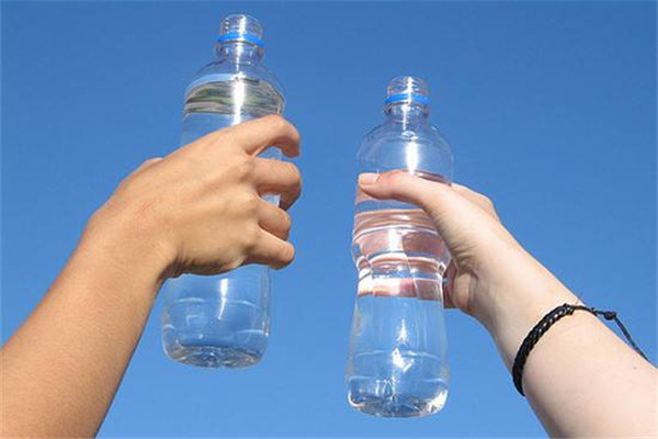 蒸馏水和矿泉水的区别(矿泉水和纯净水有什么区别)