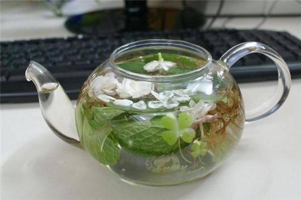 金银花和薄荷泡水喝的好处(金银花薄荷泡水喝的功效)