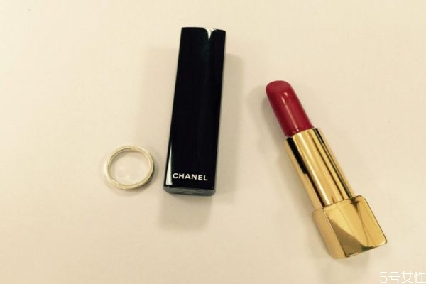 口红出汗还能用吗(口红出汗还能用吗)