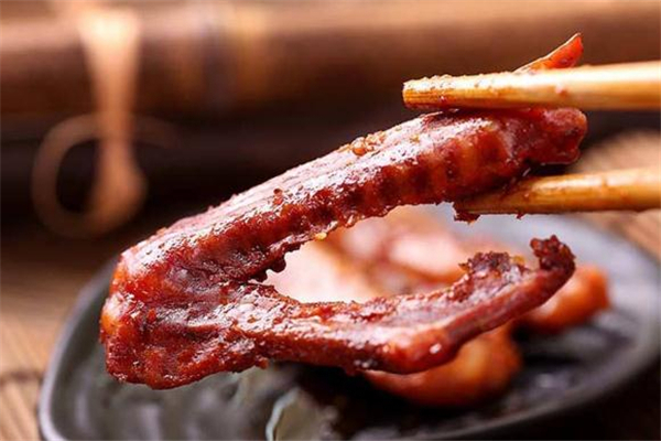 哺乳期吃鸭翅注意事项(哺乳期能吃鸭翅吗)