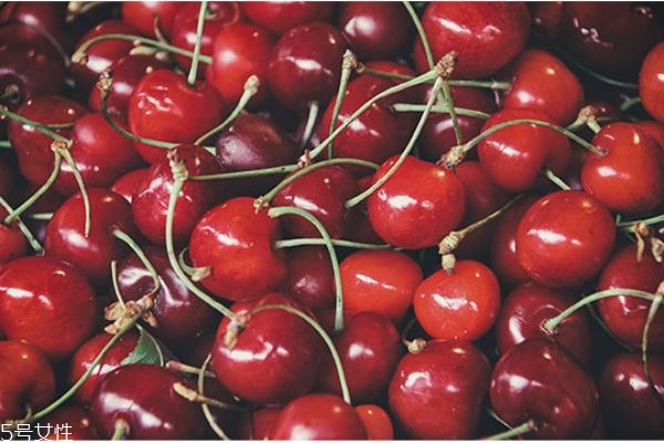 怎么判断车厘子已经熟了(车厘子不熟的时候是什么样子的)