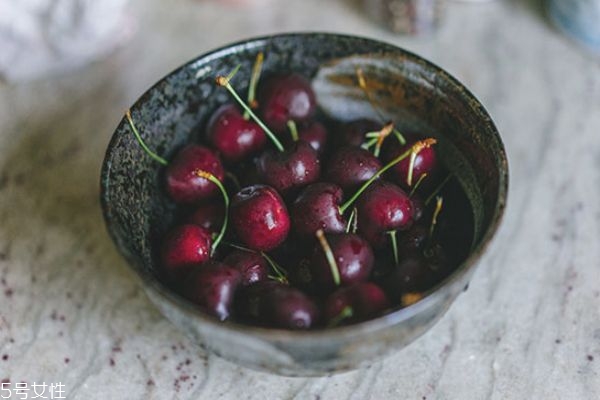 车厘子吃多了会怎么样(车厘子吃多了会怎么样有什么症状)