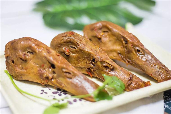 吃鸭头有什么好处(吃鸭头有什么好处和坏处)