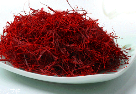 请问藏红花泡水喝会上火吗?,藏红花吃了有什么好处? 请问藏红花泡水喝会上火吗?,藏红花吃了有什么好处?