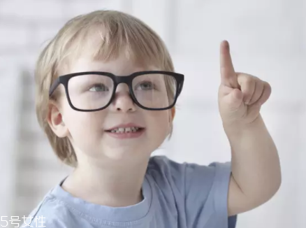 最伤宝宝视力的5件事,什么原因会导致婴儿视力有问题 最伤宝宝视力的5件事,什么原因会导致婴儿视力有问题