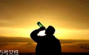 喝酒提醒大家不要过度饮酒,喝酒需谨慎