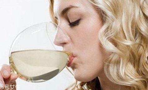 经期喝酒有什么危害性,喝酒会引起月经失调吗