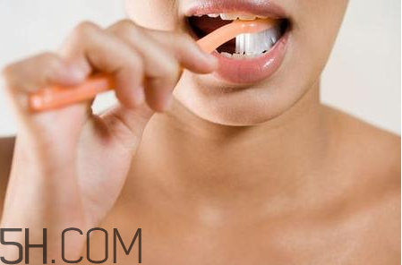 为什么每天刷牙,牙齿还是很黄,每天都坚持刷牙了为什么还是很黄 为什么每天刷牙,牙齿还是很黄,每天都坚持刷牙了为什么还是很黄