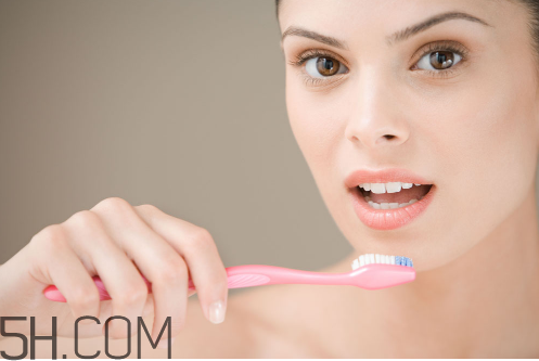 牙齿每天刷几次比较好,每天刷多少次牙才合适