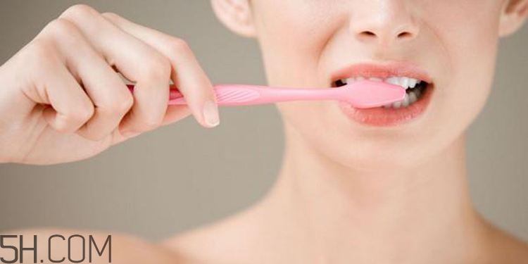 让牙齿变白的生活小妙招,怎样能让牙齿变白小妙招