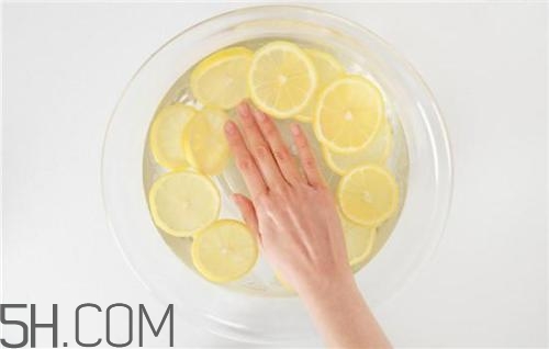 用柠檬敷脸有什么好处,柠檬水洗脸的功效和作用