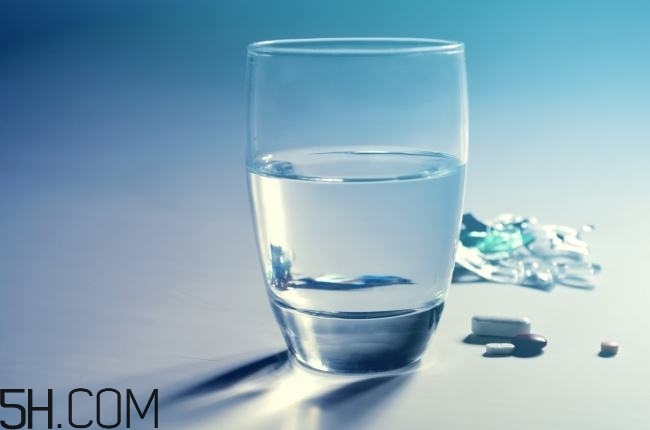 痛风一天喝多少水才合适,发烧一天喝多少水才合适