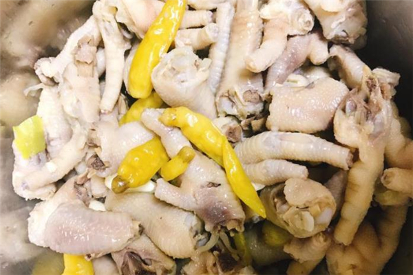 吃泡椒凤爪的好处(吃泡椒凤爪的好处和坏处)